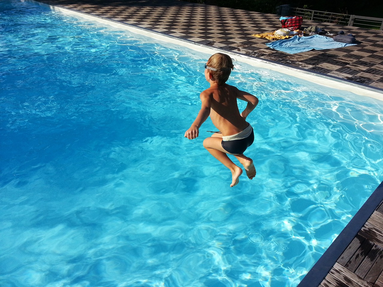 tuffo in piscina