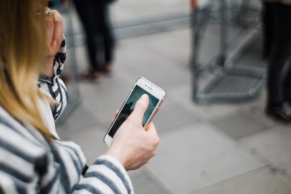 pedone al cellulare - Photo by chuttersnap on Unsplash